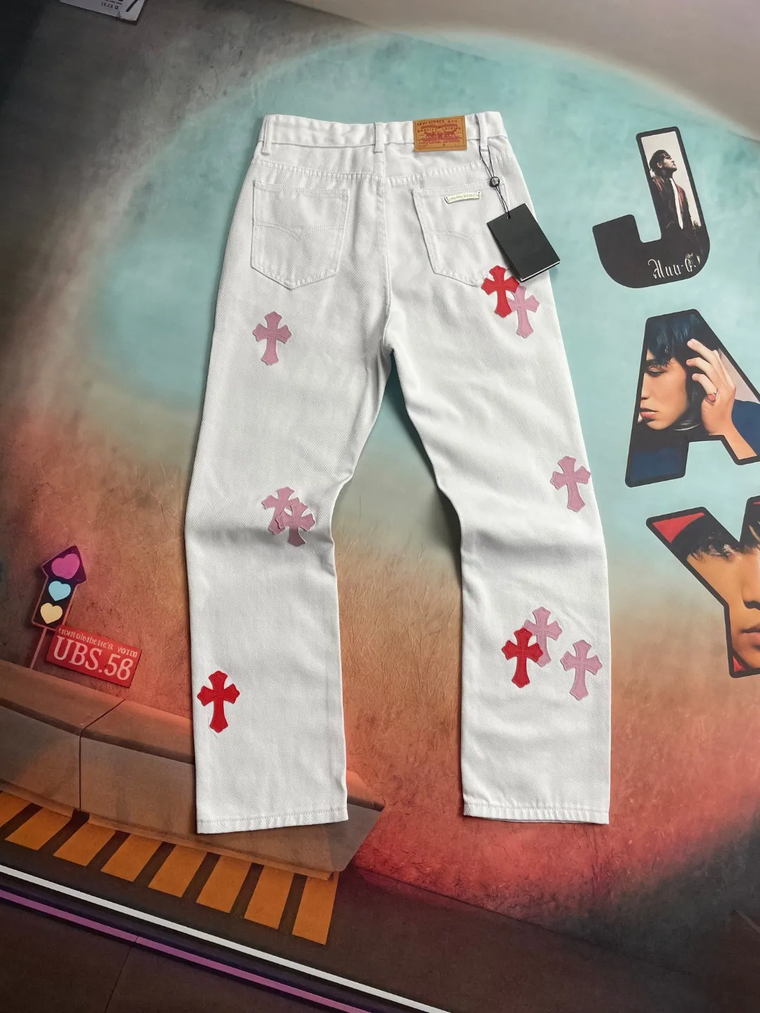 🅿️240 🔘Style No.-KL122 🔘Cro Heart𝐂𝐡𝐫𝐨𝐦𝐞 𝐇𝐞𝐚𝐫𝐭 Miami high street white pink cross patchwork leather retro straight jeans* are carefully crafted with top-notch heavy-duty washing technology, and every process is dedicated to ingenuity. The calfskin is precisely laser-cut and turned into exquisite crosses, showing a luxurious texture in every detail. Paired with distressed silver hardware, the retro charm and fashion style are cleverly blended. The straight-leg design is a unique one, instantly slimming the upper body, modifying the lines of the legs, and showing a neat and capable temperament. From fabric selection to craftsmanship, every step is strictly controlled to show high-end quality and be clearly distinguished from ordinary products on the market. It is tailor-made for you who pursue the ultimate fashion.  Size: S M L XL (28.30.32.34) Color: white and pink
